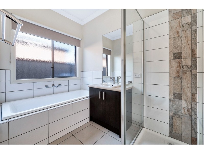 10 Buckskin Drive, Clyde North VIC 3978