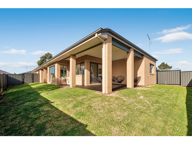 10 Buckskin Drive, Clyde North VIC 3978