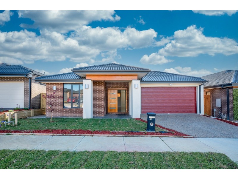 16 Gallant Drive, Clyde North VIC 3978