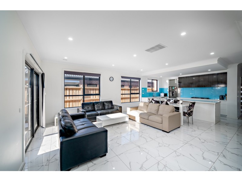 16 Gallant Drive, Clyde North VIC 3978