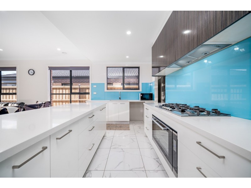 16 Gallant Drive, Clyde North VIC 3978