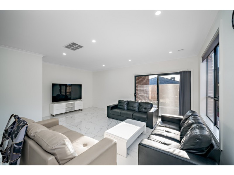 16 Gallant Drive, Clyde North VIC 3978