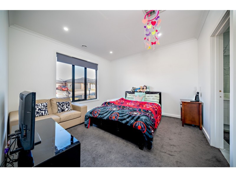 16 Gallant Drive, Clyde North VIC 3978