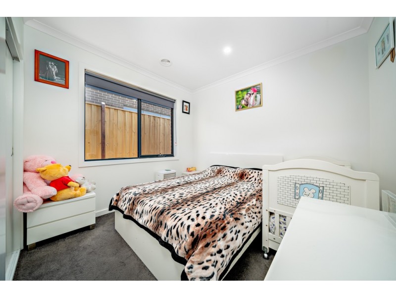 16 Gallant Drive, Clyde North VIC 3978