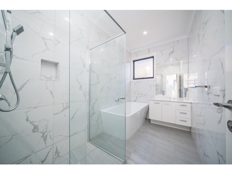 16 Gallant Drive, Clyde North VIC 3978