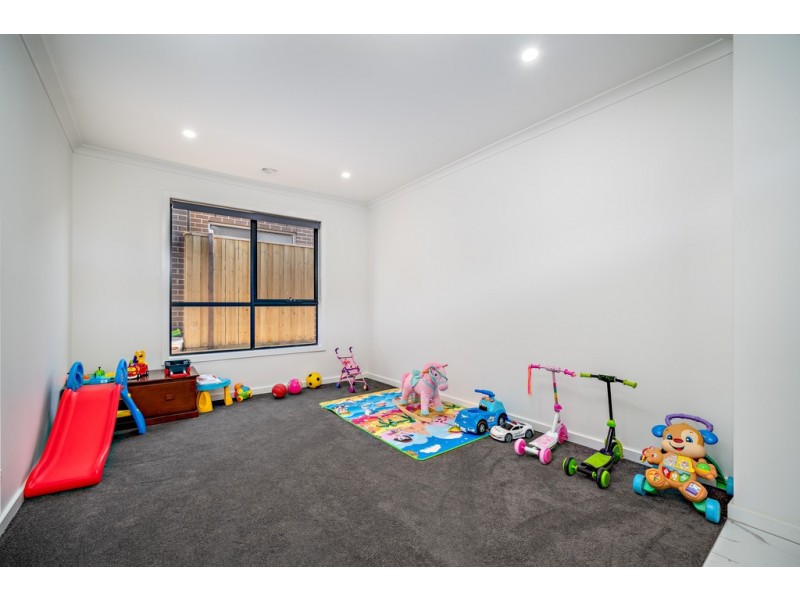 16 Gallant Drive, Clyde North VIC 3978