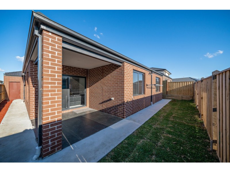 16 Gallant Drive, Clyde North VIC 3978