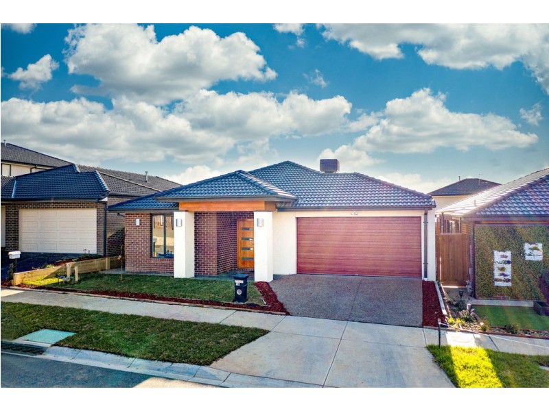 16 Gallant Drive, Clyde North VIC 3978