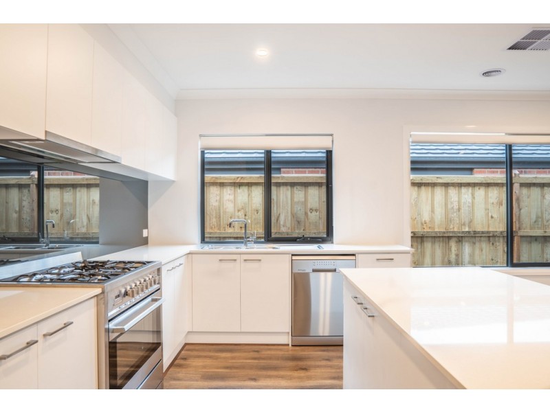 92 Waterman Drive, Clyde VIC 3978