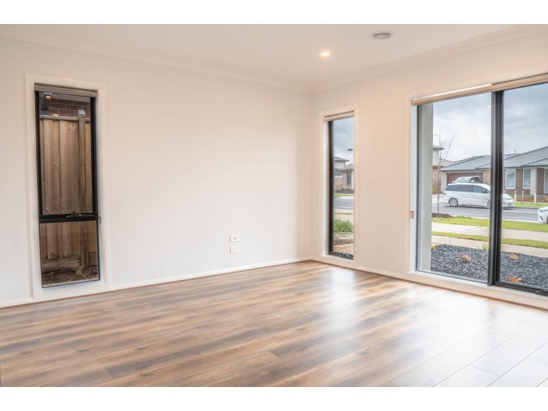 92 Waterman Drive, Clyde VIC 3978