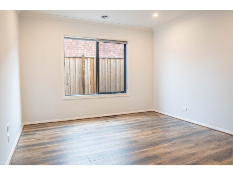 92 Waterman Drive, Clyde VIC 3978