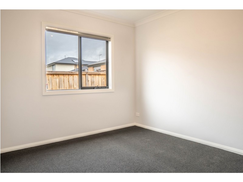 92 Waterman Drive, Clyde VIC 3978