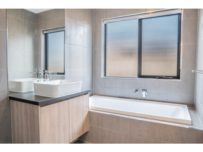 92 Waterman Drive, Clyde VIC 3978