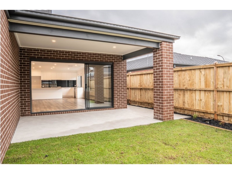 92 Waterman Drive, Clyde VIC 3978