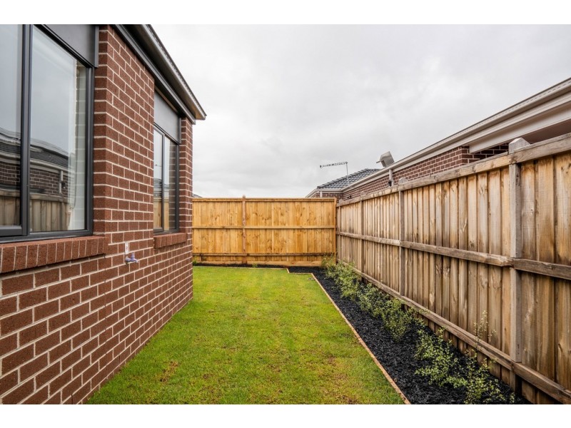 92 Waterman Drive, Clyde VIC 3978