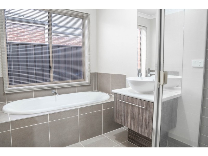 61 Atlas Drive, Cranbourne West VIC 3977