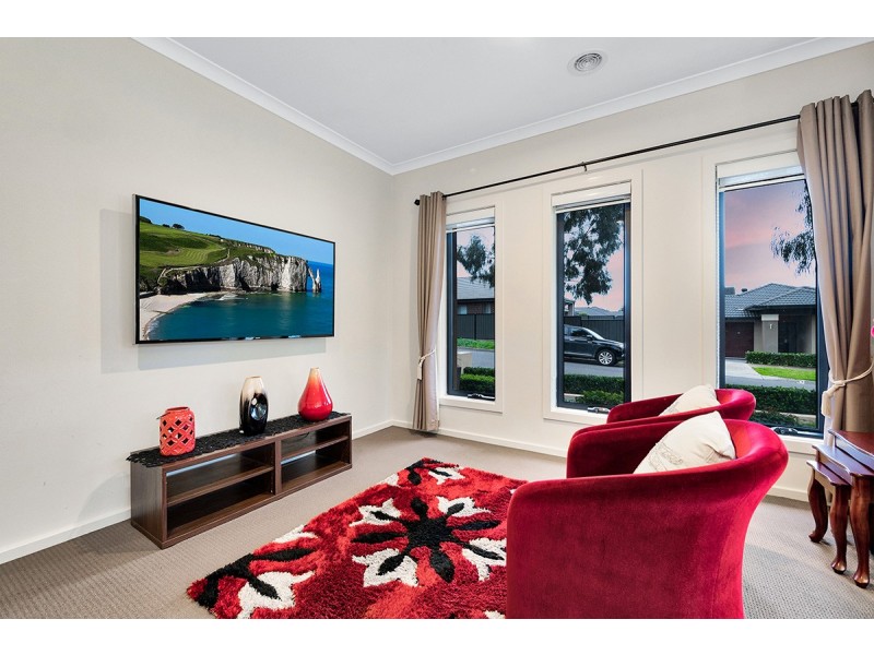 26 Hackney Circuit, Clyde North VIC 3978