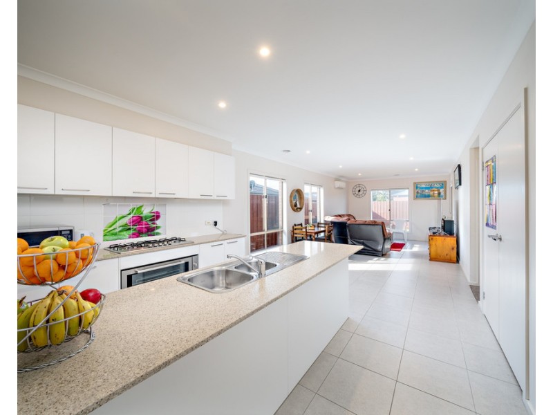 18 Simon Avenue, Officer VIC 3809