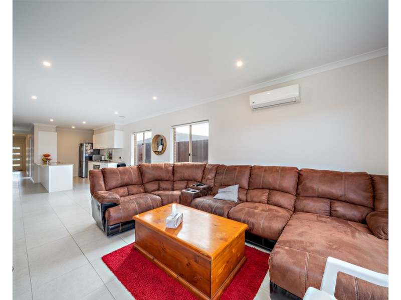 18 Simon Avenue, Officer VIC 3809