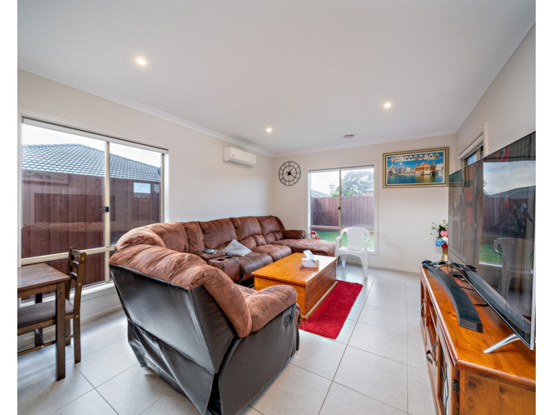 18 Simon Avenue, Officer VIC 3809
