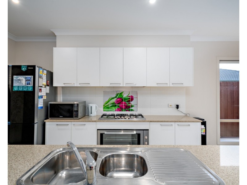 18 Simon Avenue, Officer VIC 3809