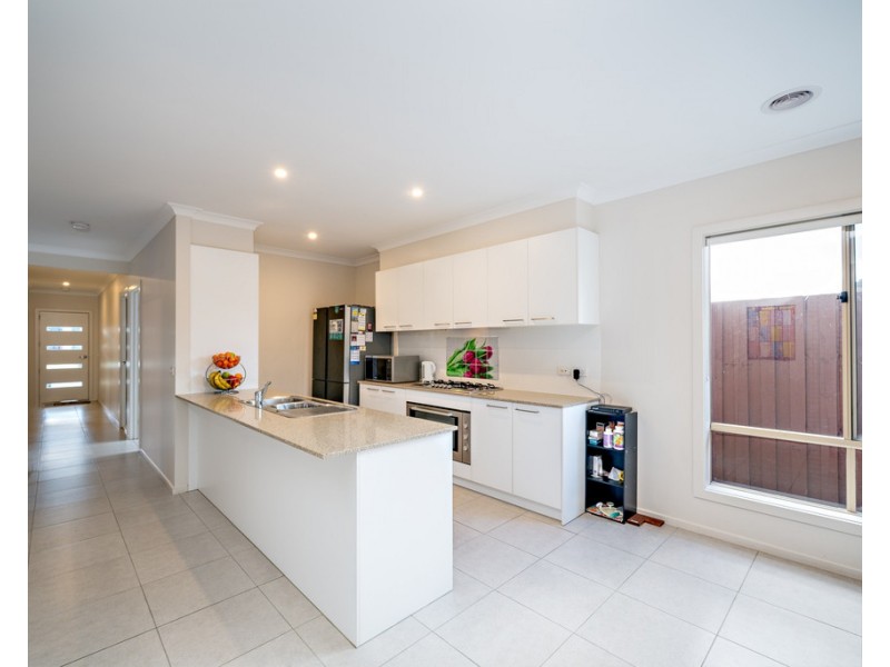 18 Simon Avenue, Officer VIC 3809