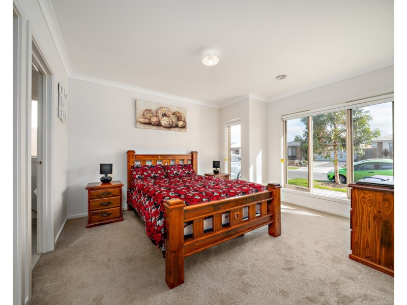 18 Simon Avenue, Officer VIC 3809