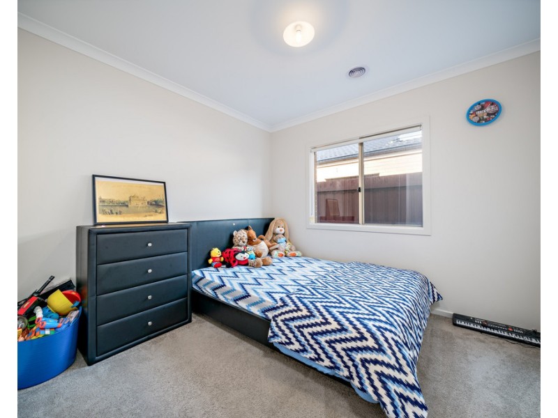 18 Simon Avenue, Officer VIC 3809