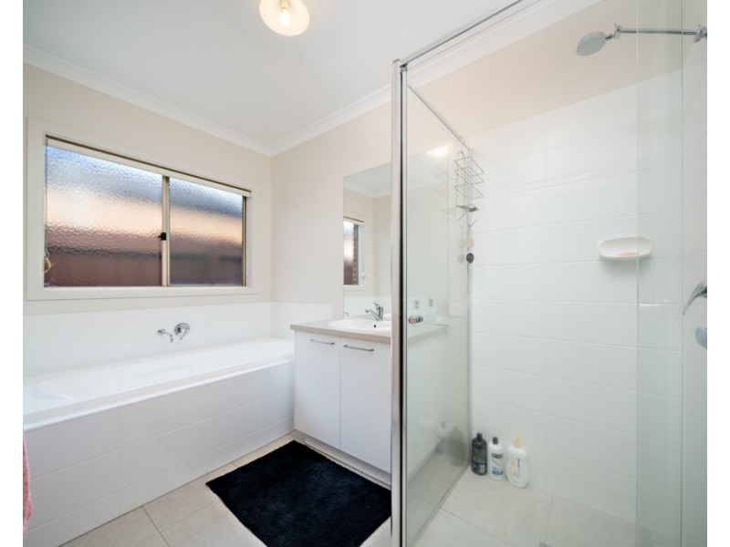 18 Simon Avenue, Officer VIC 3809