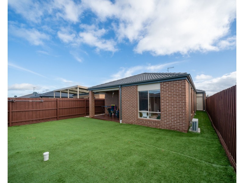 18 Simon Avenue, Officer VIC 3809