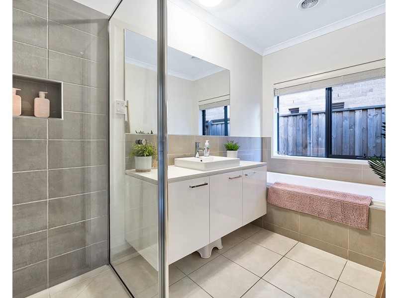 13 Gumview Road, Lyndhurst VIC 3975