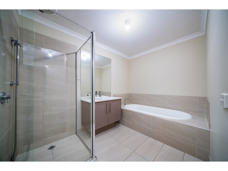 76 Mannavue Blvd, Cranbourne North VIC 3977