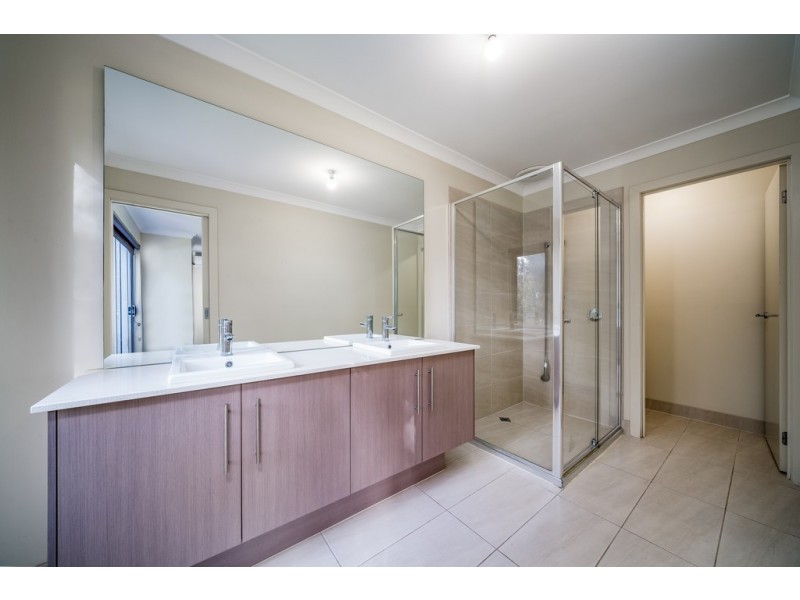 76 Mannavue Blvd, Cranbourne North VIC 3977