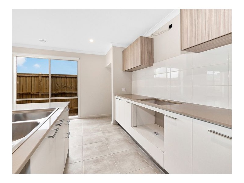 12 Midfield Way, Clyde VIC 3978