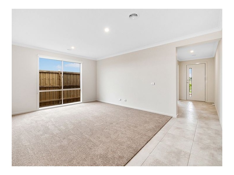 12 Midfield Way, Clyde VIC 3978