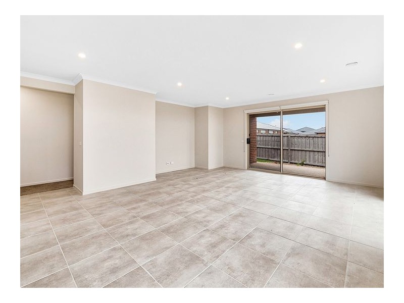 12 Midfield Way, Clyde VIC 3978