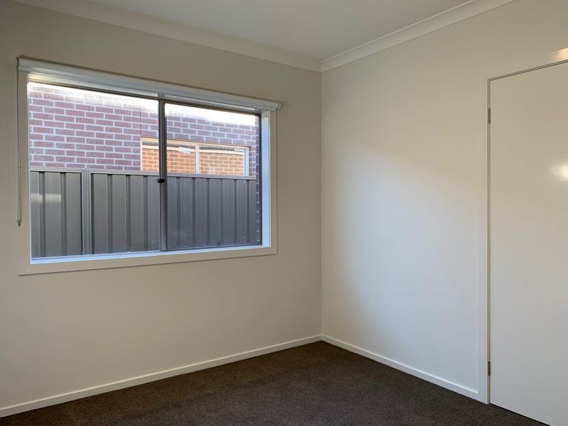 12 Midfield Way, Clyde VIC 3978