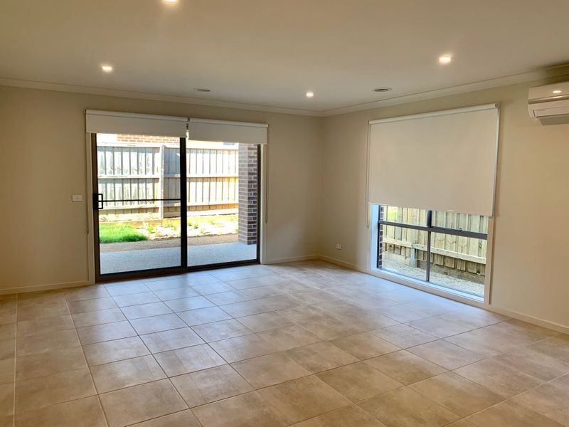 12 Midfield Way, Clyde VIC 3978