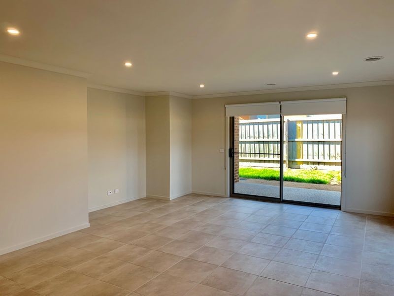 12 Midfield Way, Clyde VIC 3978