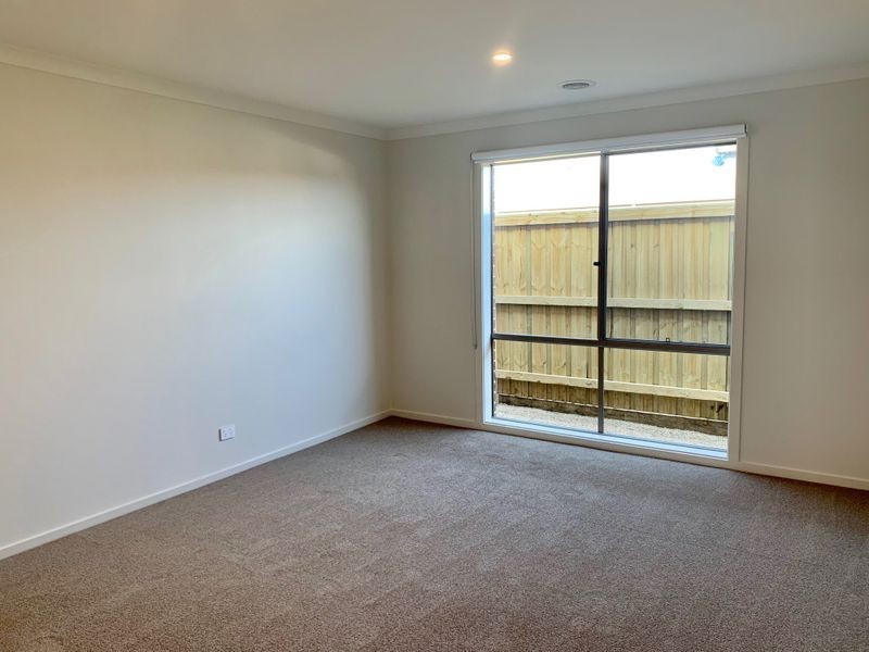 12 Midfield Way, Clyde VIC 3978