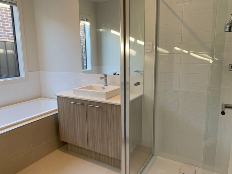 12 Midfield Way, Clyde VIC 3978