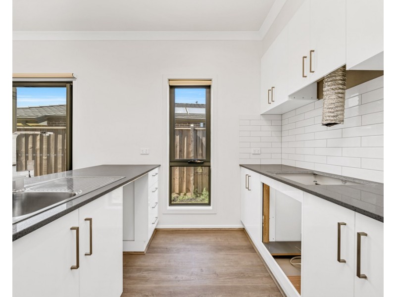 2b Edith Way, Pakenham VIC 3810