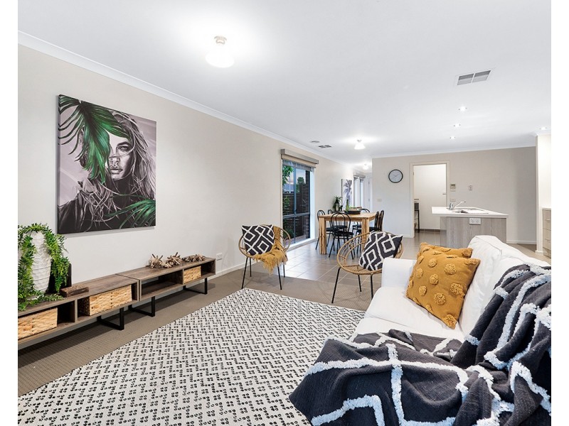 2 Bristol Drive, Cranbourne North VIC 3977