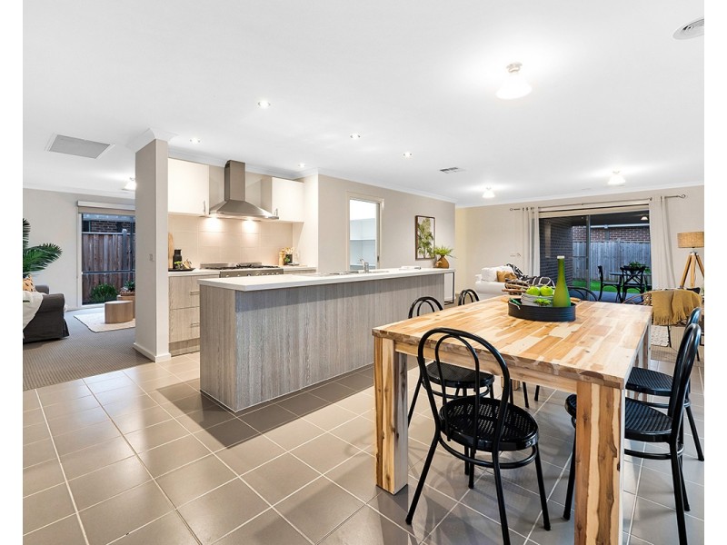 2 Bristol Drive, Cranbourne North VIC 3977