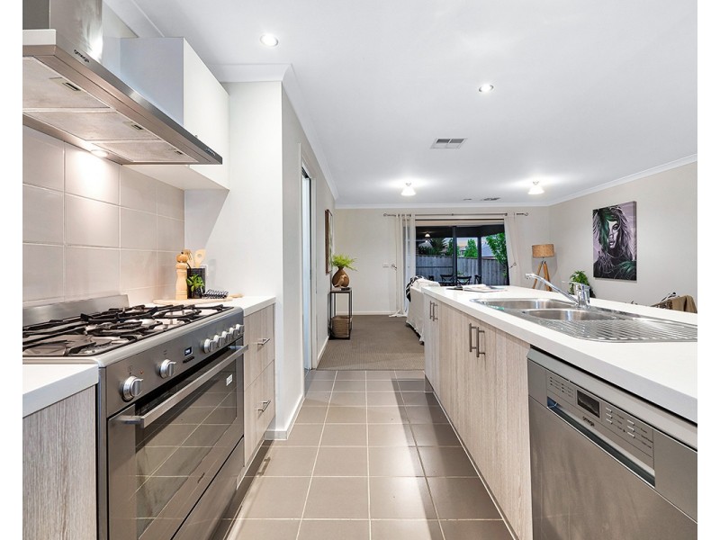 2 Bristol Drive, Cranbourne North VIC 3977