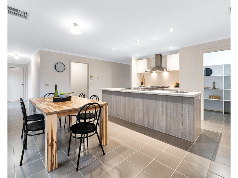 2 Bristol Drive, Cranbourne North VIC 3977