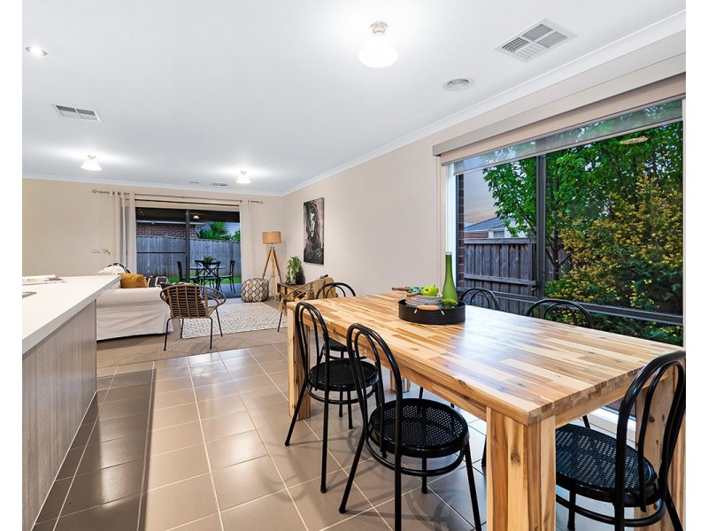 2 Bristol Drive, Cranbourne North VIC 3977