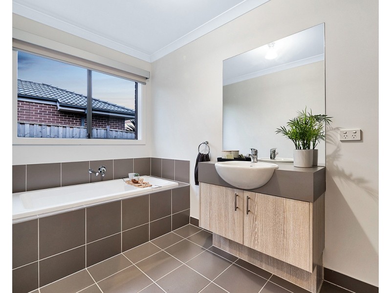 2 Bristol Drive, Cranbourne North VIC 3977