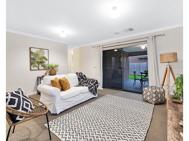 2 Bristol Drive, Cranbourne North VIC 3977