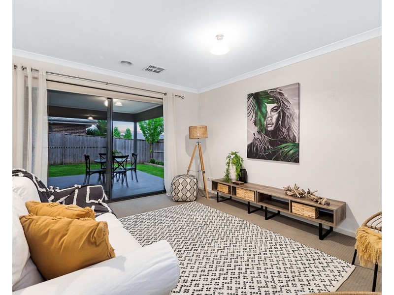 2 Bristol Drive, Cranbourne North VIC 3977